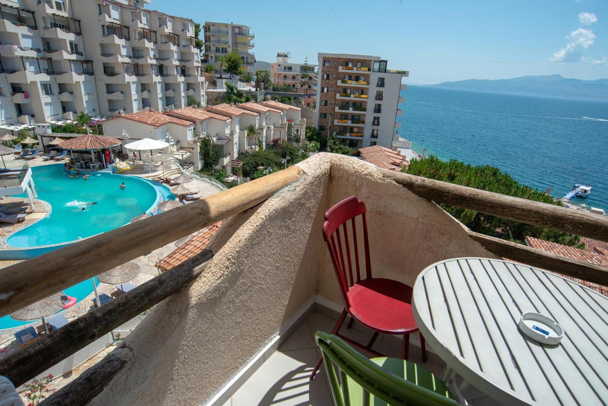 Bougainville Bay * Sarandë